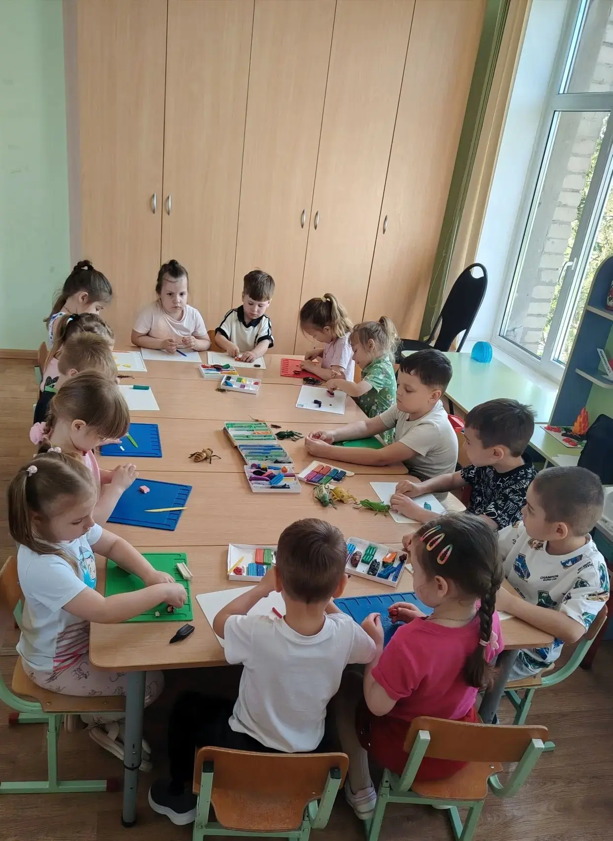Лепка "Насекомые" средняя группа "Почемучки"
Пластилин в ход — и вот уже ползут жучки, бабочки и гус