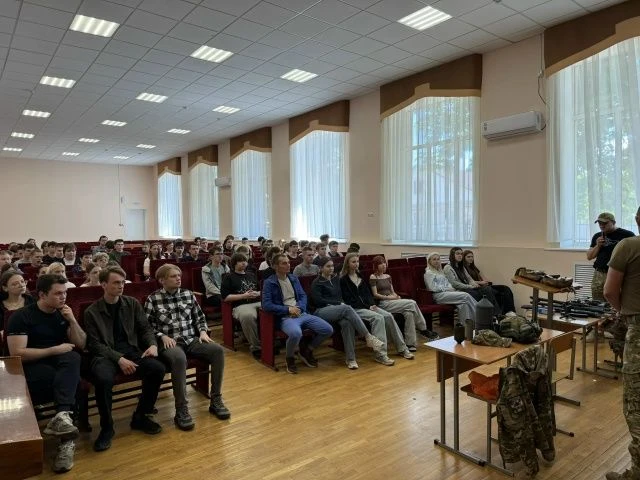 В военно-патриотическом клубе На страже Родины прошла значимая встреча для студентов Ва...