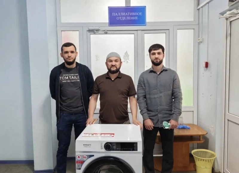 Член Общественного совета Рауф Джантасов совместно со студентами Астраханского исламско...