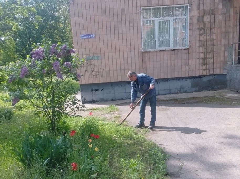 С целью приведения территории в надлежащее санитарное состояние силами МБУ «Детская школа искусств №