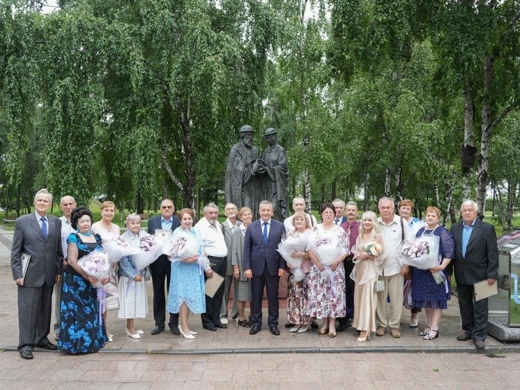Торжественная церемония чествования семей, проживших в браке более 25 лет вместе, состо...