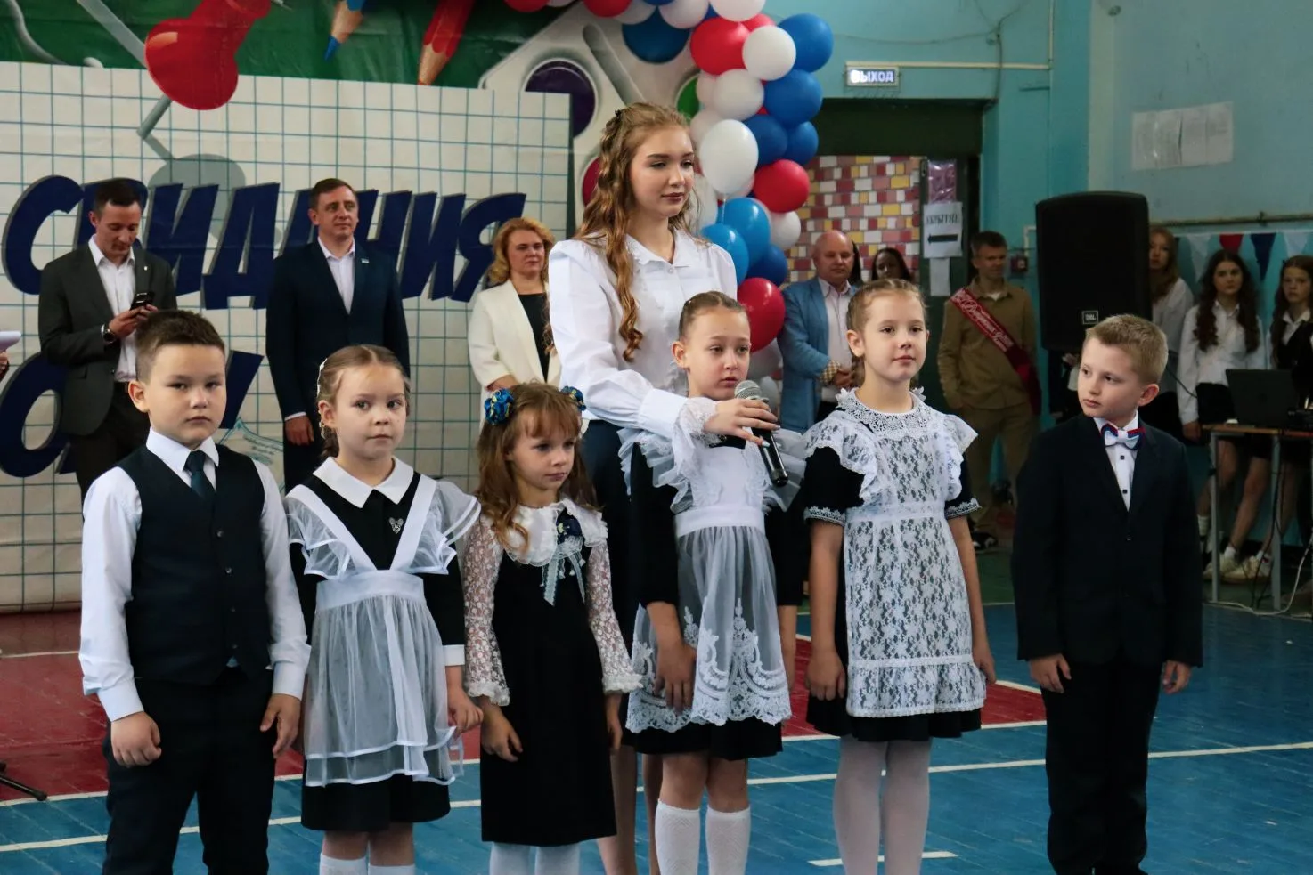 Последний звонок: точка, с которой начинается лето! 🔔☀️  Сегодня в нашей школе прошли торжественные 