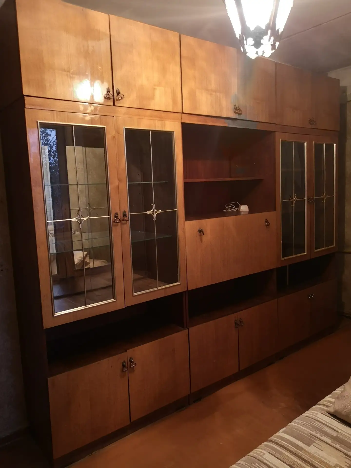 Отдам бесплатно две стенки, может кому-то нужно в сад или на съёмную квартиру, самовыво...