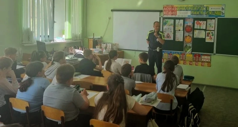 🚦Накануне долгожданных летних каникул ученики 4 «Б» класса встретились с инспектором Г...