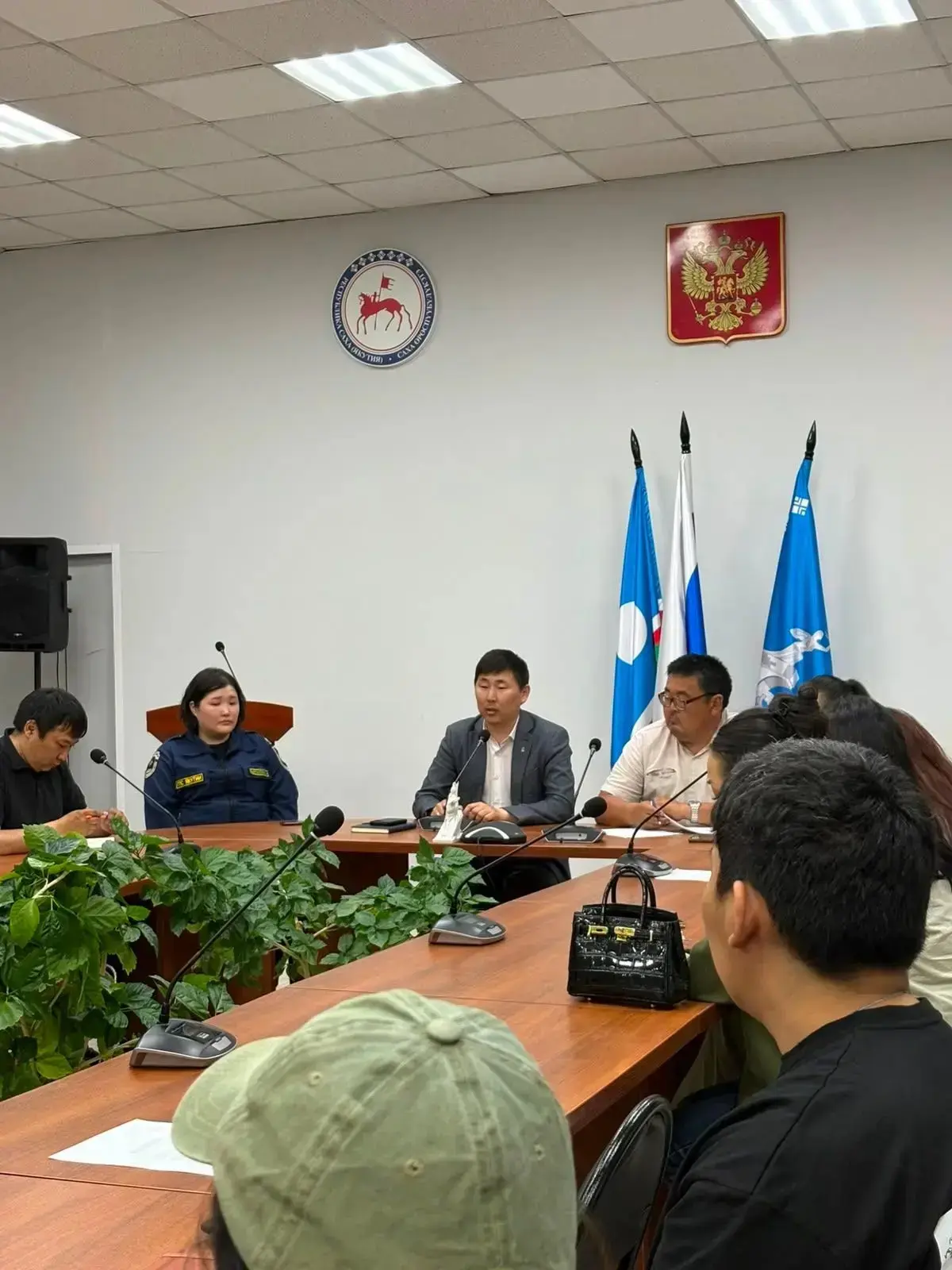 Пожарные Верхневилюйского улуса провели инструктаж для работников торговли

📌В Верхневилюйском улус
