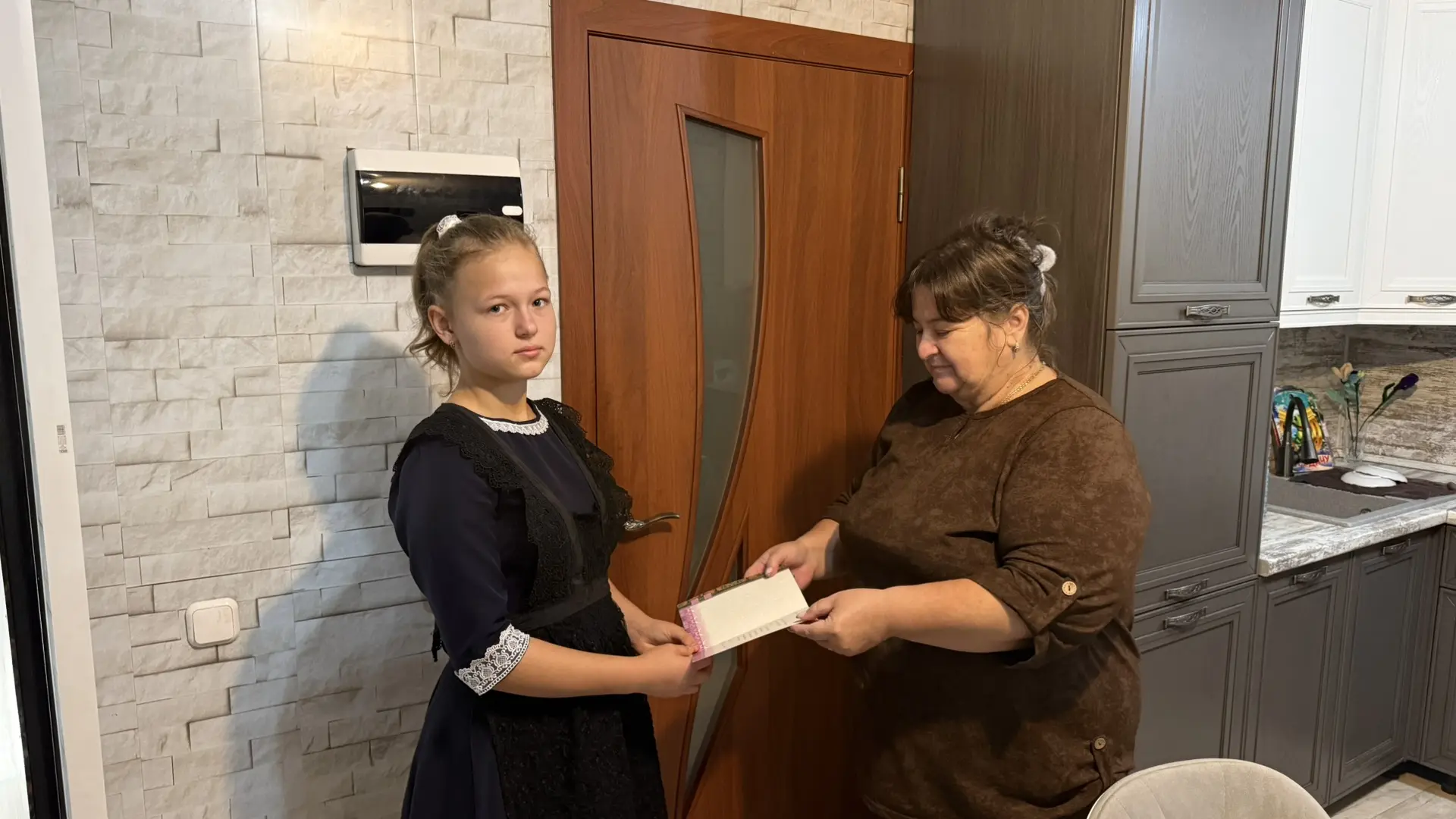 В преддверии Дня Учителя,  учащиеся 6 класса поздравили Березину Анну Сергеевну.