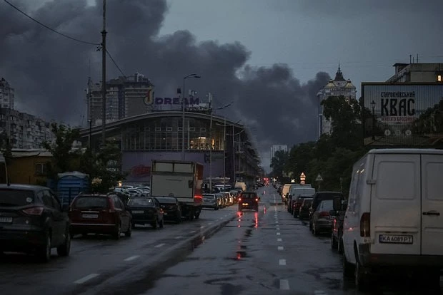 ❗️В ночь на 15 июня по Киеву был нанесен массированный удар. Об этом сообщает Telegram-канал «Военко