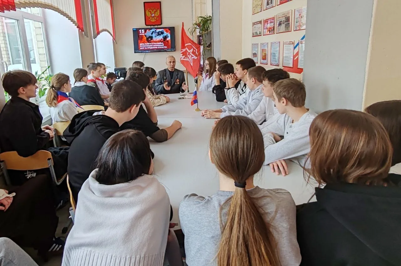 Урок Мужества «Равнение на подвиг» 🇷🇺12 февраля в МБОУ СОШ №6 в рамках мероприятий, посвящённых Дню 