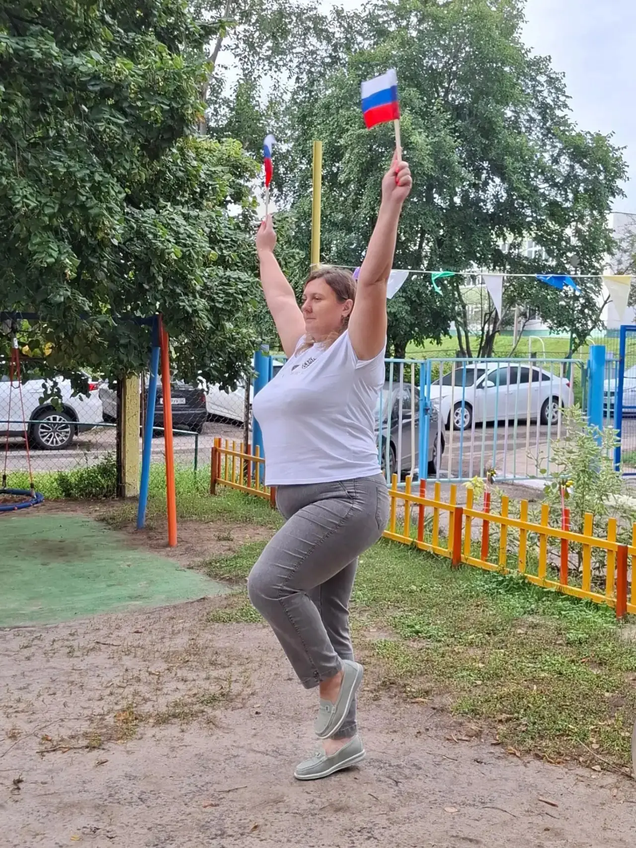 Утренняя зарядка в группе "Светлячки" под веселую песенку , с отличным настроением и фл...