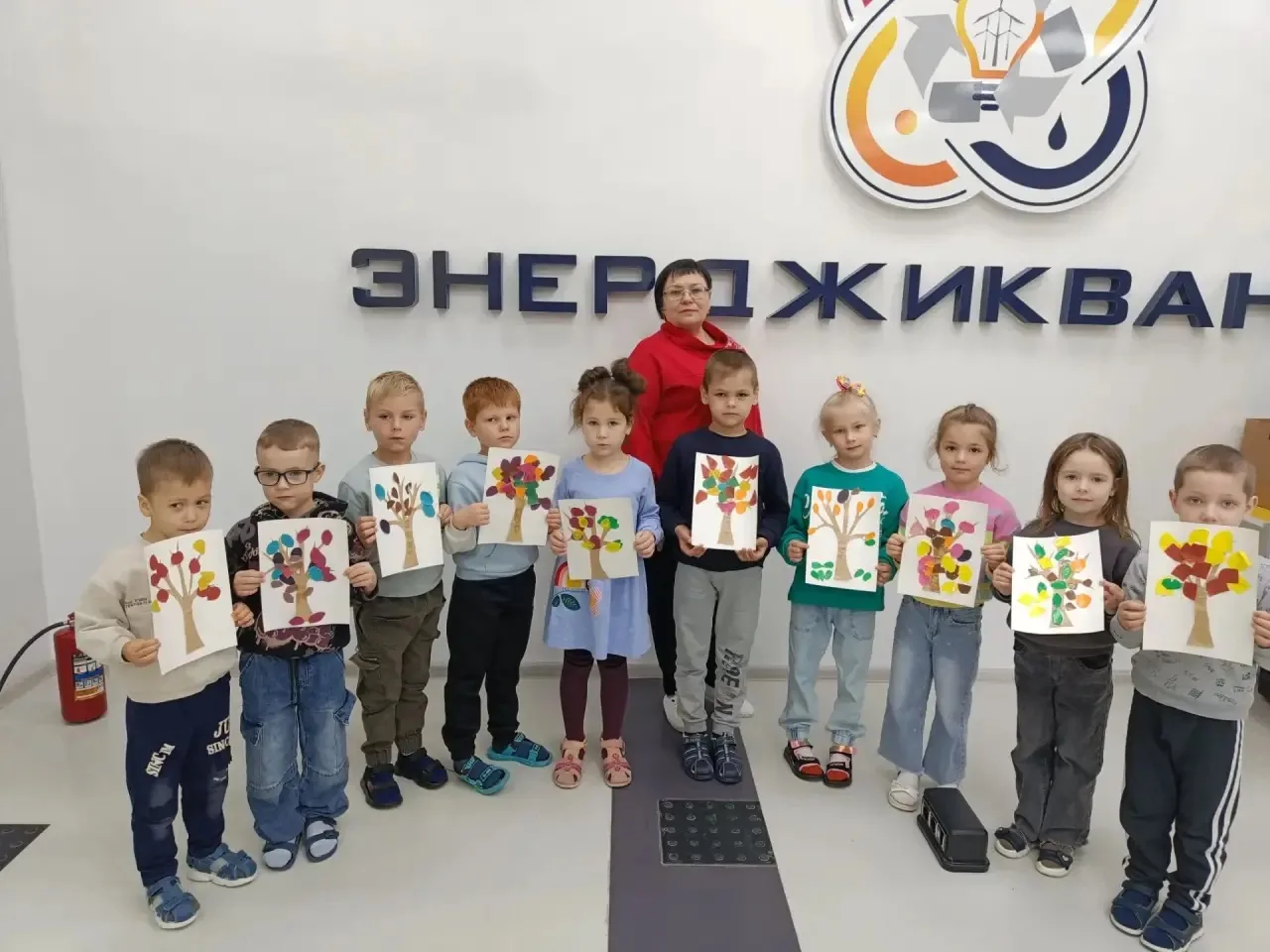 Аппликация "Осеннее дерево" в Кванториуме.