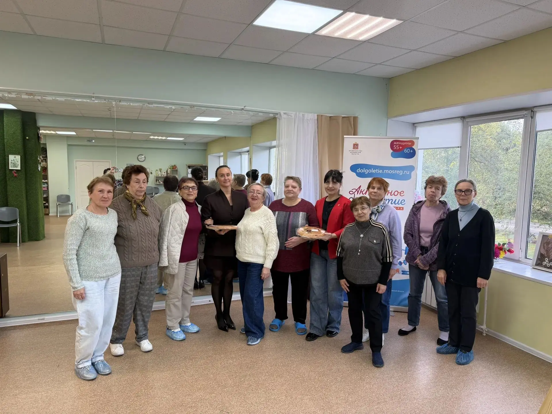Депутат Совета депутатов городского округа Пушкинский Анна Дунаева вместе с коллегой, с...