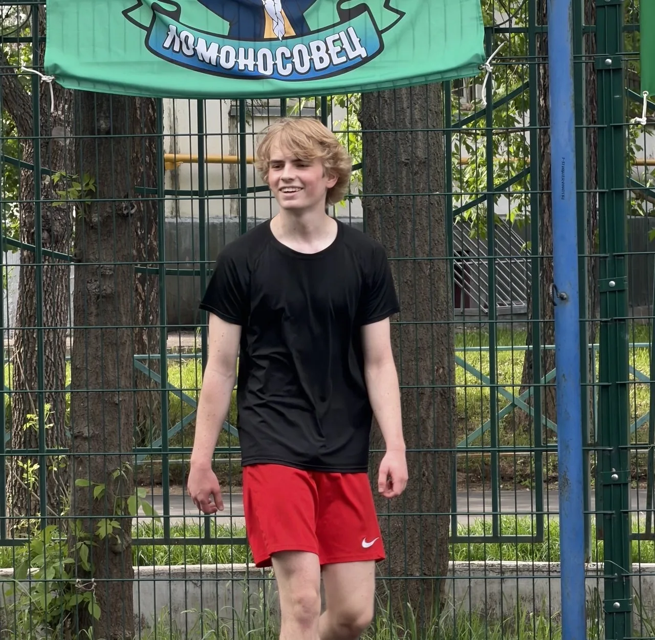 Встреча поколений на футбольном поле!  ⚽️ На школьном стадионе состоялся по-настоящему особенный мат