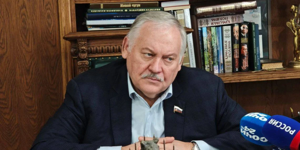 Константин Затулин помогает сочинке получить необходимое лекарство.