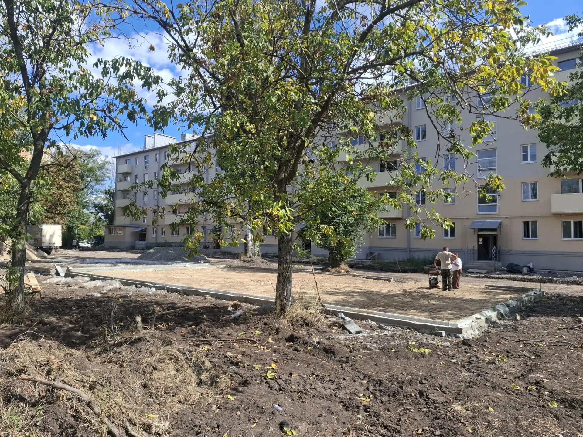 На Строителей 105 (перекрёсток с Итальянской) обустраивают зоны будущей площадки. ㅤㅤ