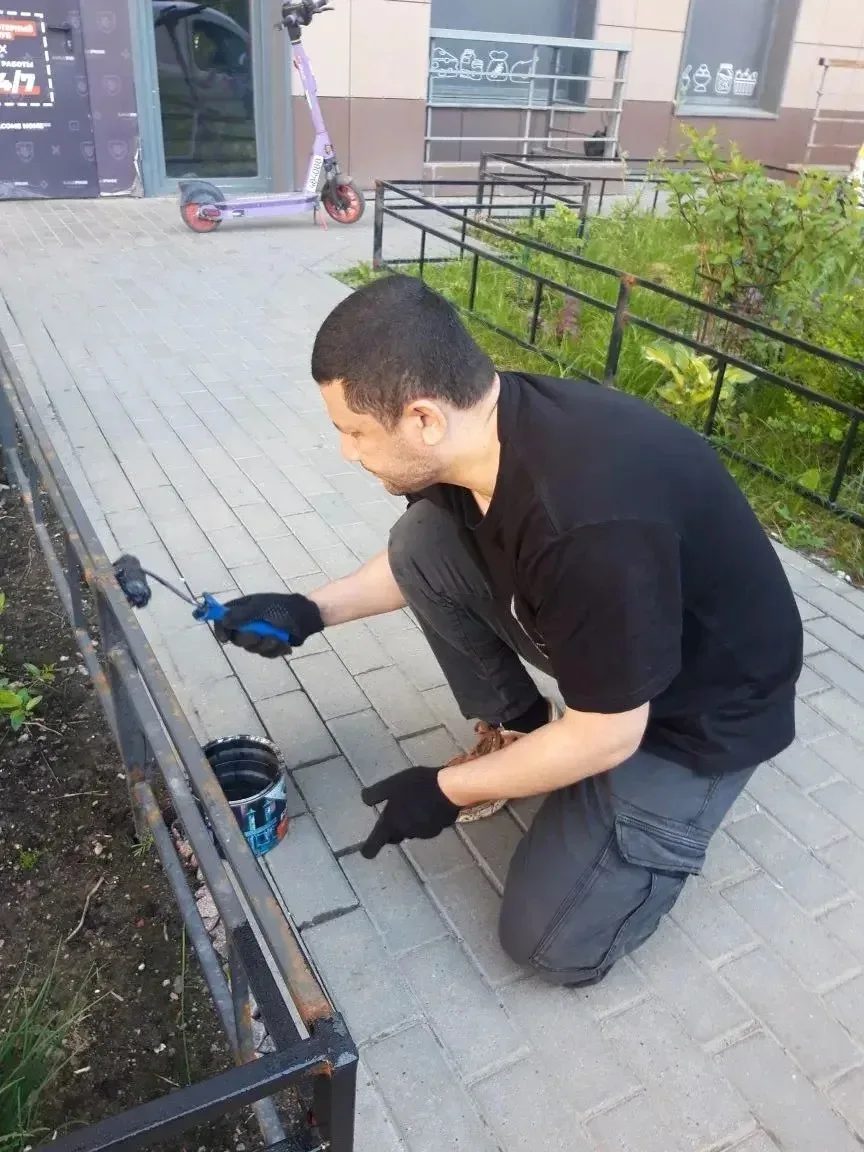 В жилом комплексе на Пражской, 5 дан старт работам по покраске ограждений. Наши специал...