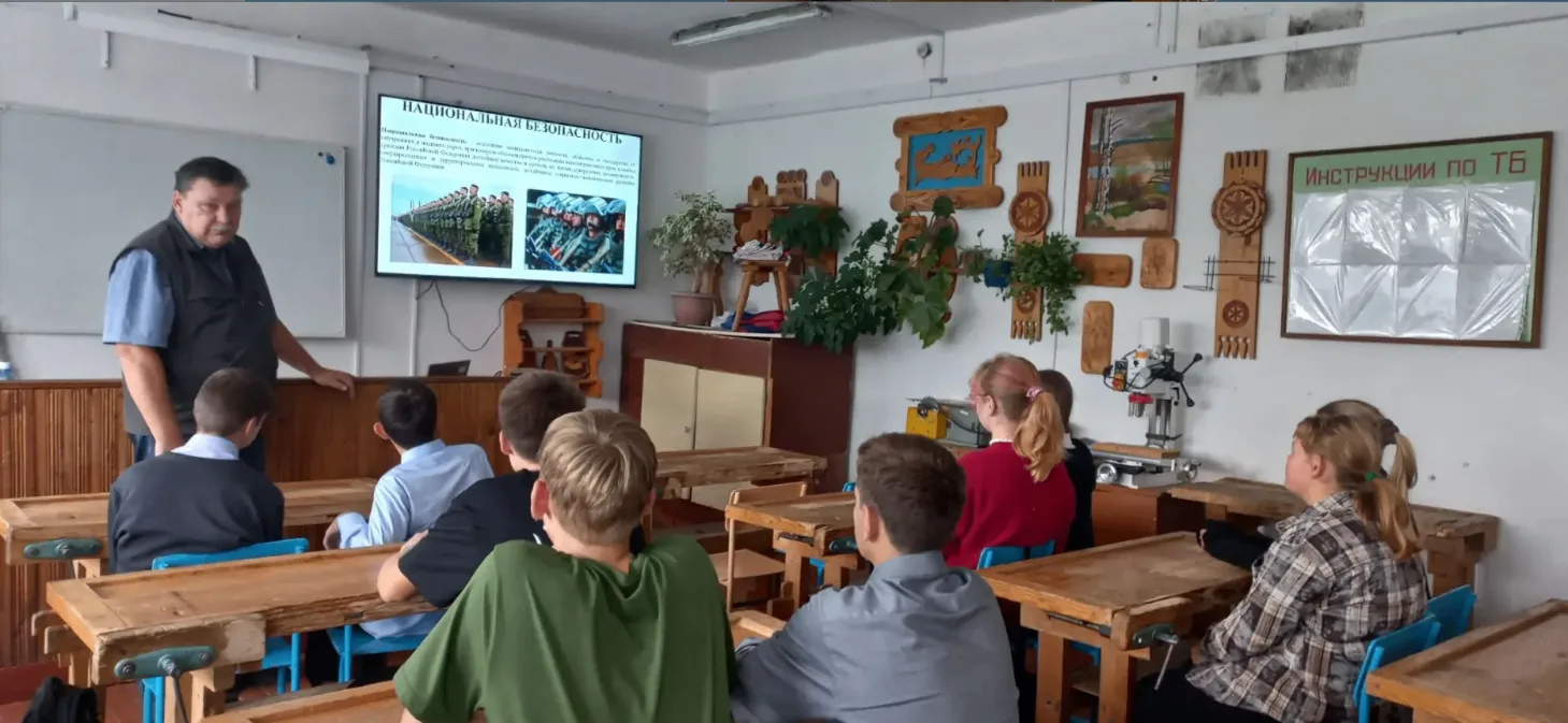 3 сентября в 8-11 классах прошёл тематический урок по «Основам безопасности и защите Ро...