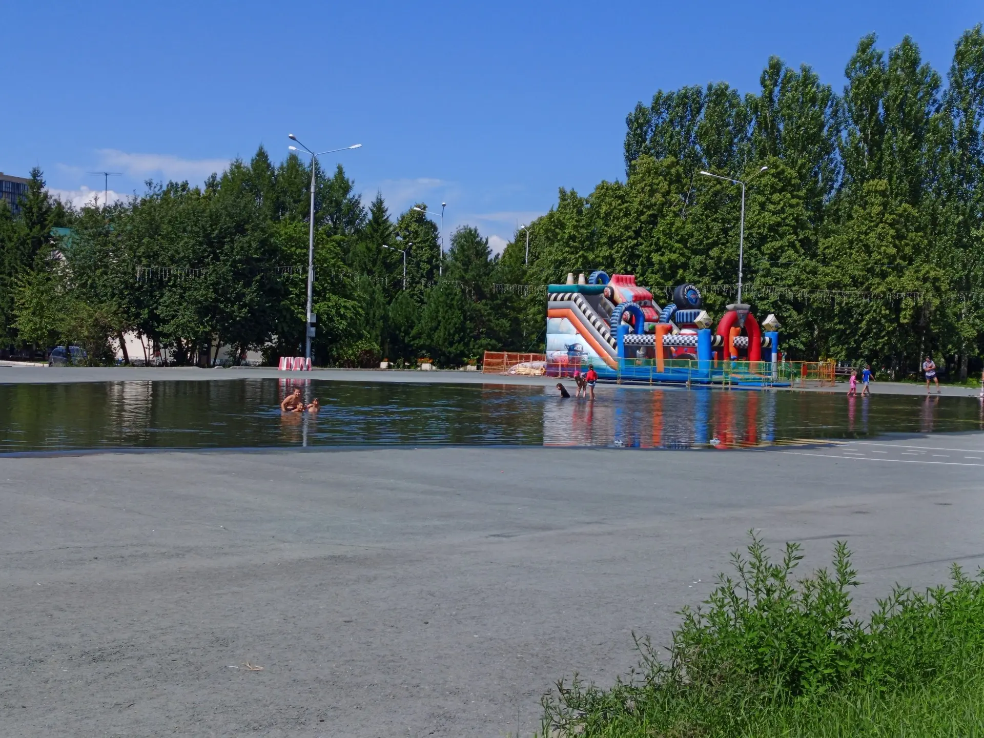 В парке на улице Горького, напротив кинотеатра «Орион», образовалось целое озеро. Пока взрослые пере