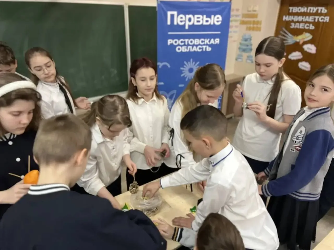 Юннаты Первых  💚Ученики 4 «Ж» класса совместно со специалистом местного отделения «Движение Первых» 