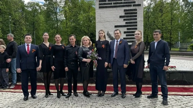 За плодотворную и добросовестную работу, а также за большой вклад в дело защиты Отечества директор С