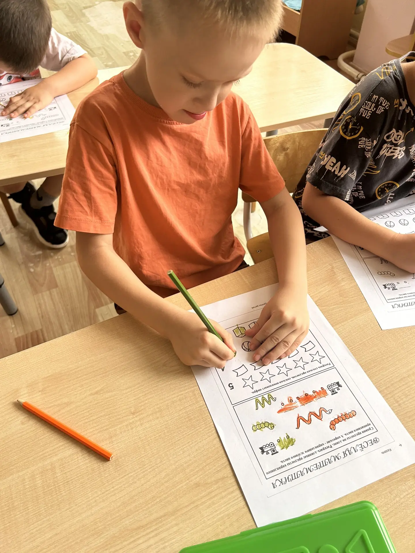 5 группа сегодня занимались «Веселой математикой». Закрепляли математические знания длинны и счета.