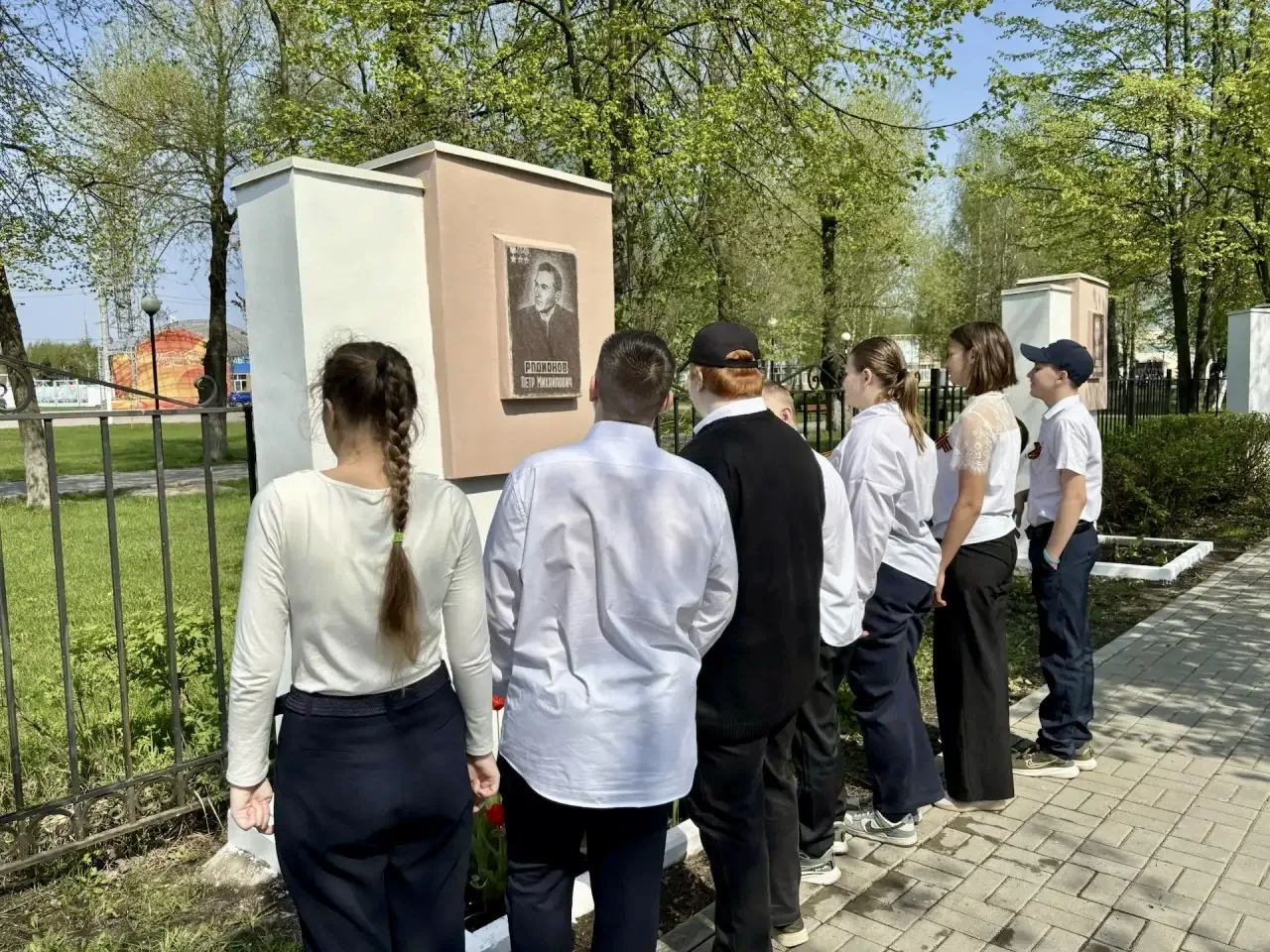 В преддверии Дня Победы, отдавая дань Памяти героям войны, обучающиеся школы посетили А...