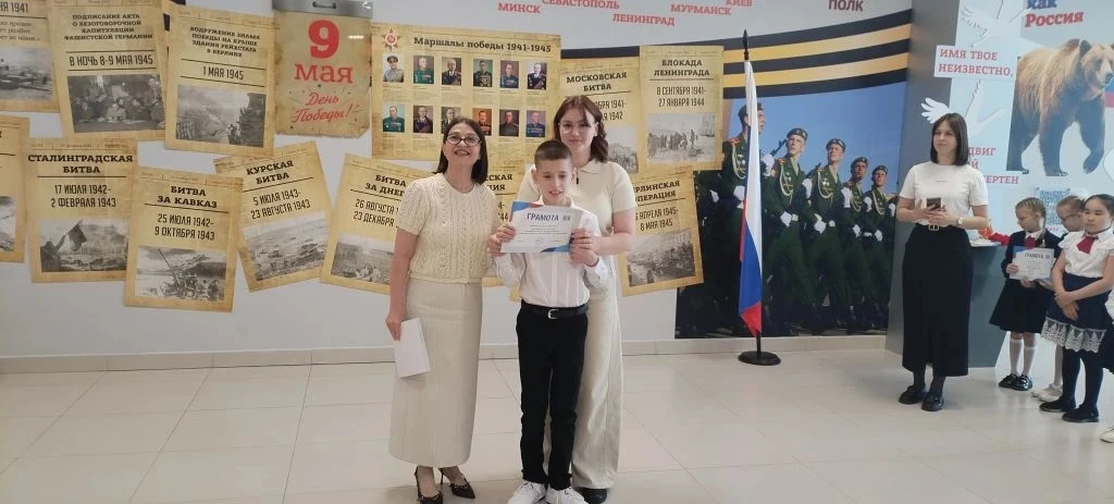 Традиционная торжественная линейка  поднятия флага по понедельникам!🇷🇺🇷🇺🇷🇺 НАГРАЖДЕНИЕ ОБУЧАЮЩИХСЯ М
