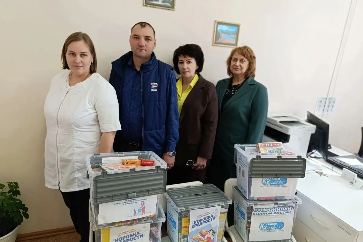 Активисты передали подарки пациентам в детскую больницу