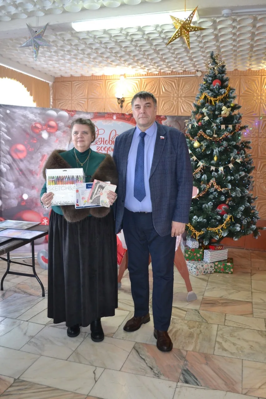 🌟 Депутат Смоленской областной Думы Игорь Гулицкий вручил подарок отделению «Живопись»...