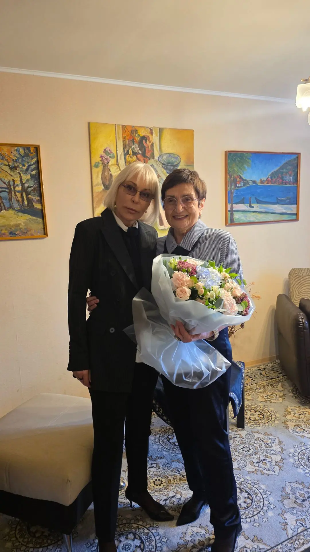 В День учителя поздравила ветеранов-педагогов с их профессиональным праздником.