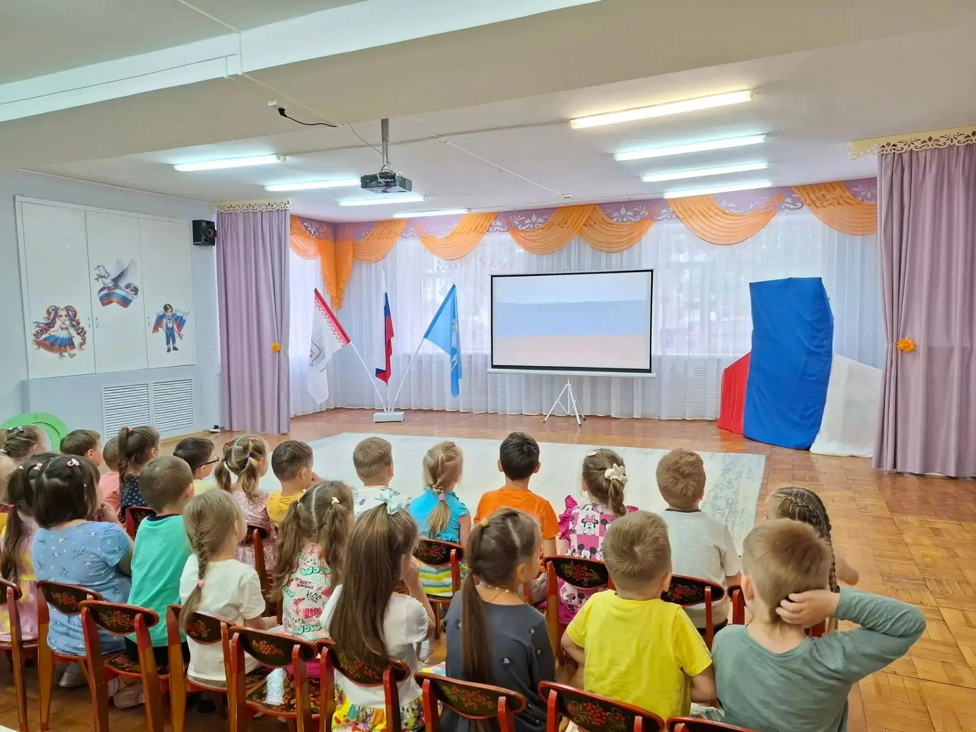 Сегодня воспитанники средних и старших групп отметили День Государственного флага. Дети...
