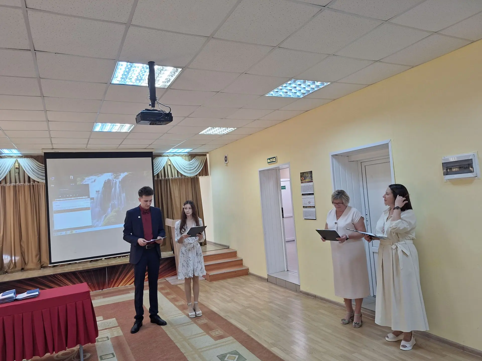 Сегодня состоялось торжественное вручение аттестатов выпускникам 2026 года. Очень радует то, что зав