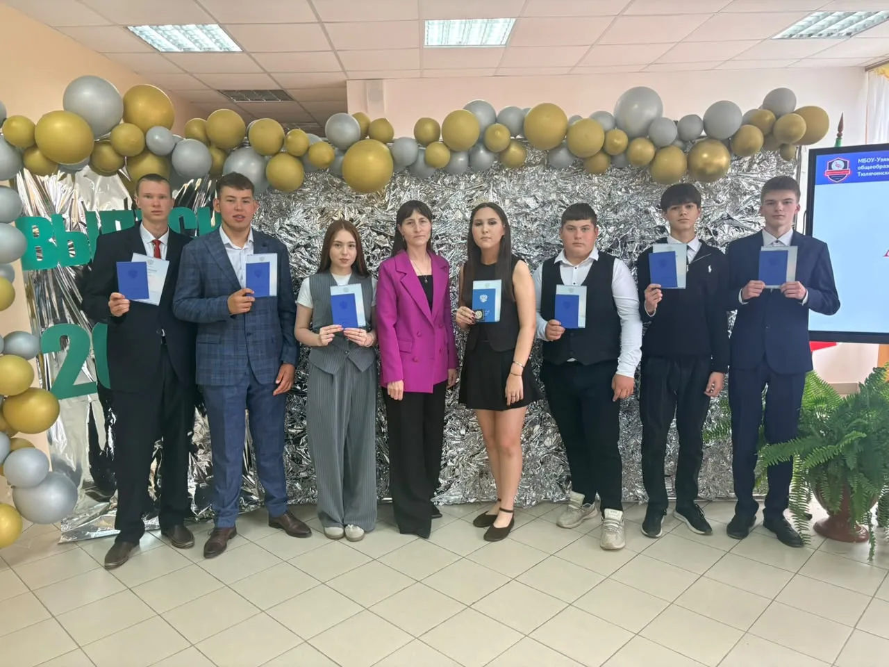 🎓 В добрый путь! Состоялось торжественное вручение аттестатов выпускникам 9-х и 11-х классов 🎓

В 