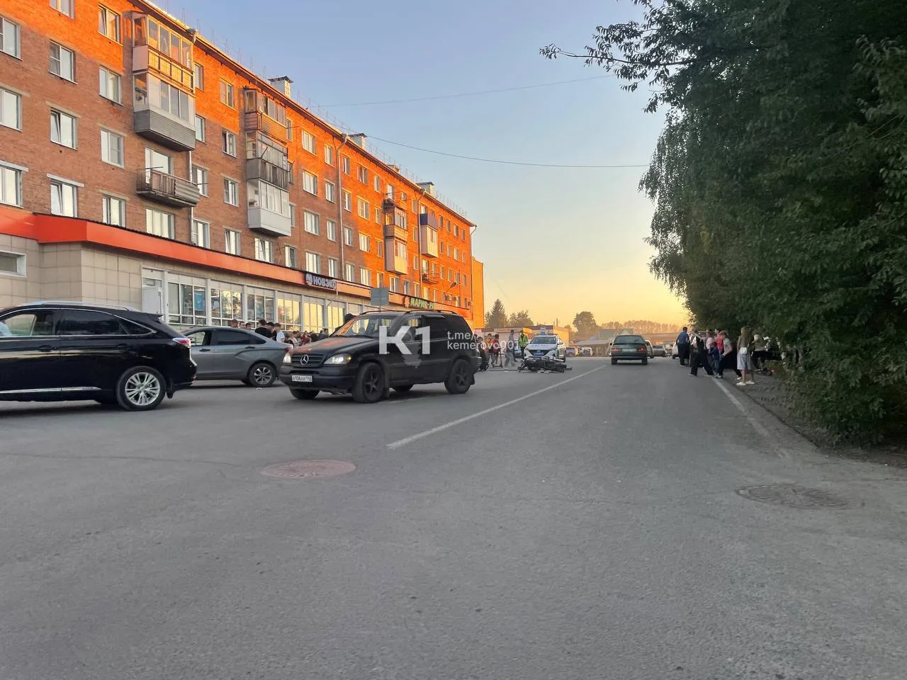 Мотоциклиста увезли в реанимацию после жесткого ДТП.