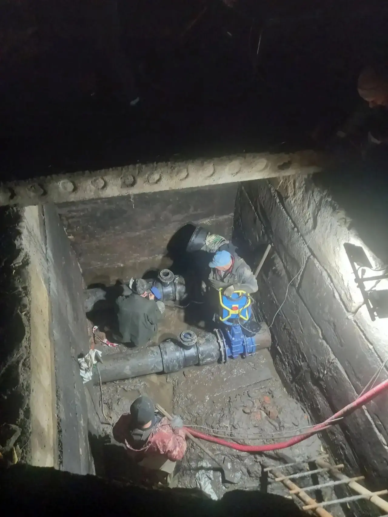 🚧 Специалисты ООО «Водоканал» продолжают ремонтные работы на сетях водоснабжения в мик...