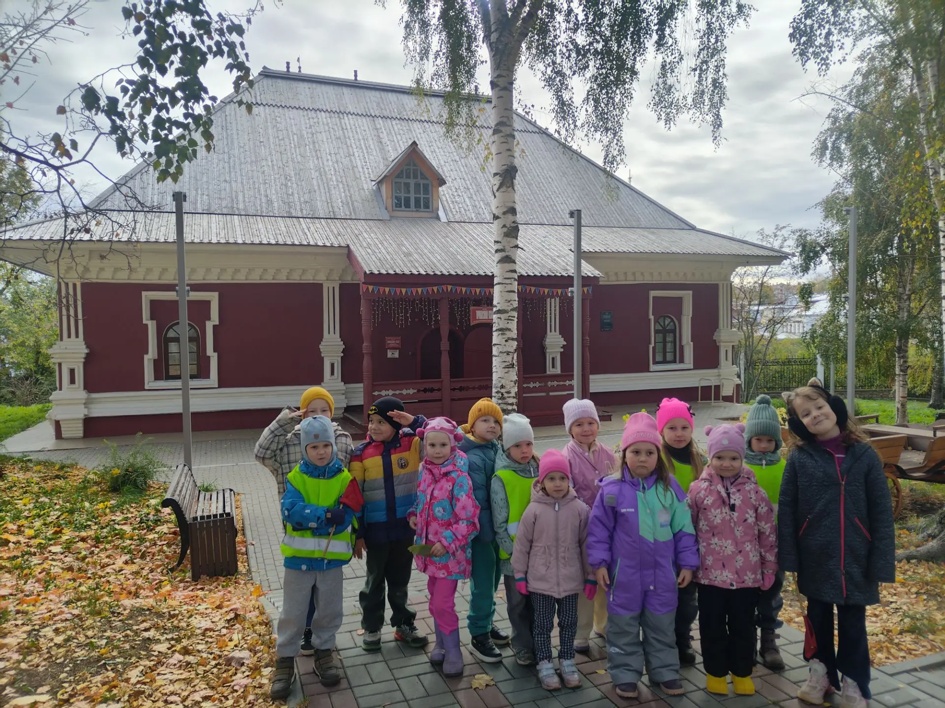 🍂Сегодня дети подготовительной группы "Затейники" посетили выставку "Наряды и обряды н...