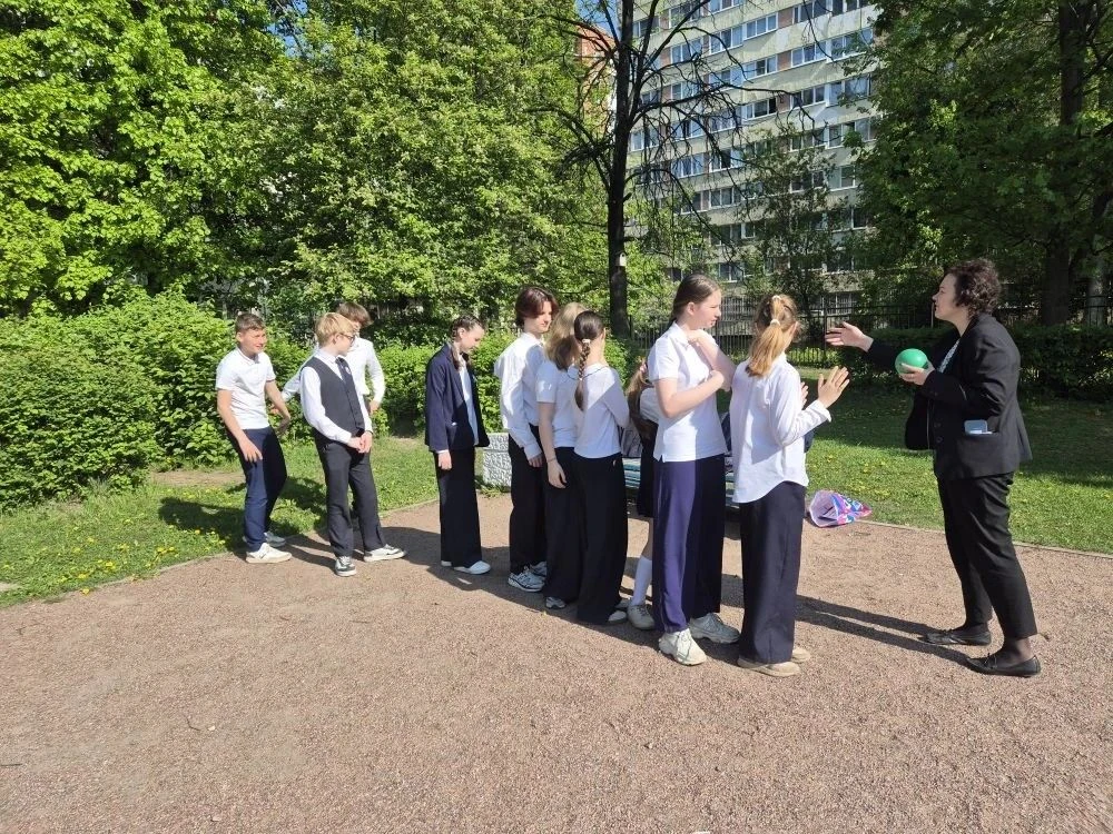 🌞Сегодня учитель английского языка Бебик Марина Викторовна провела  урок на свежем воздухе в 6А клас