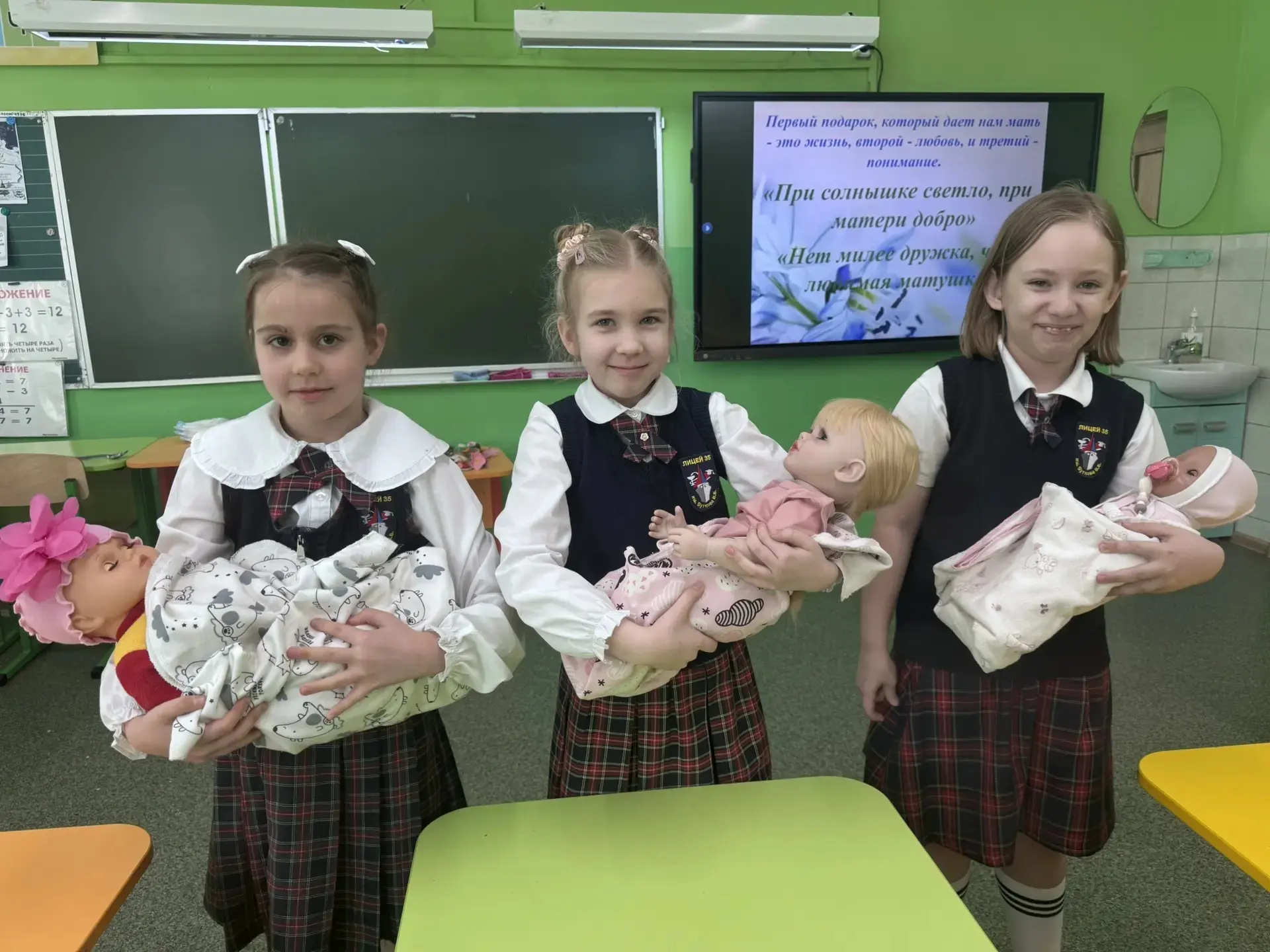 В преддверии 8 Марта во 2 «А»классе прошел праздник.🌷  Мальчики сердечно  поздравляли девочек:  гово