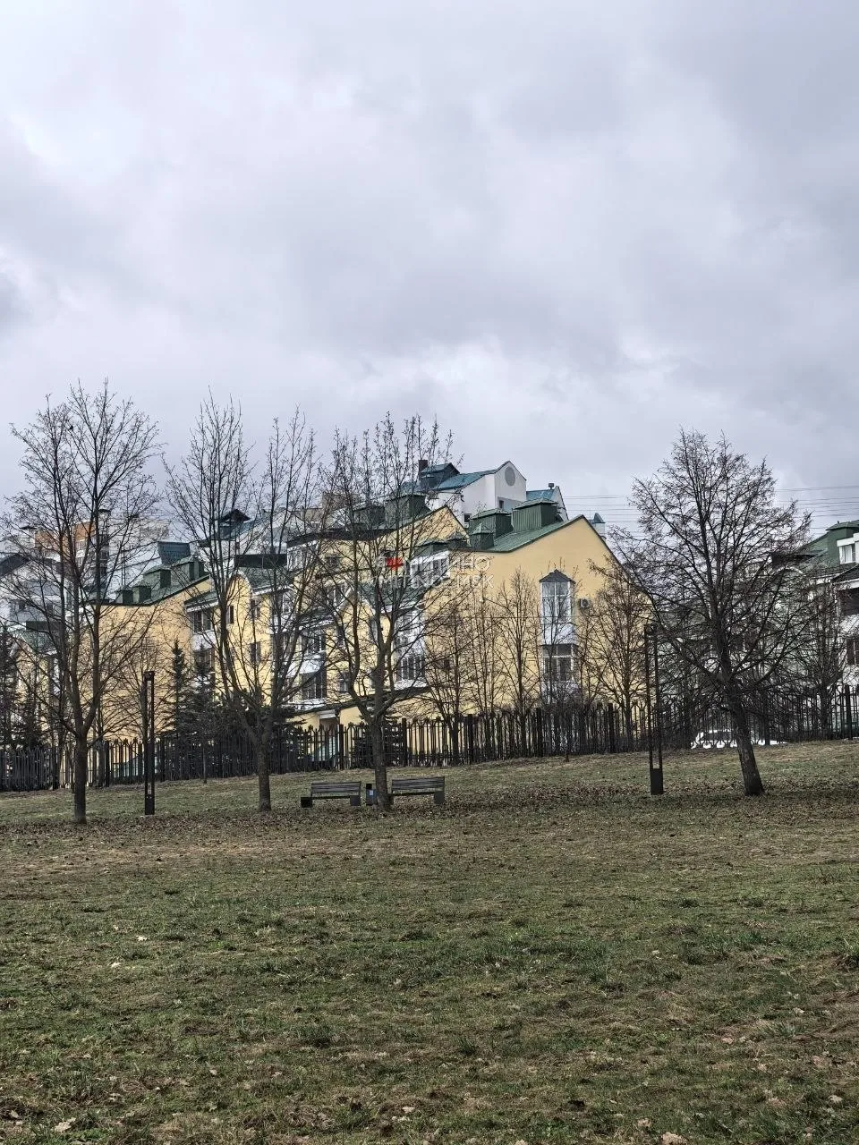 ⛈Над Митино тучи ходят хмуро  ☔️Сегодня в город возвращаются дожди и прохладная погода. Не забываем 