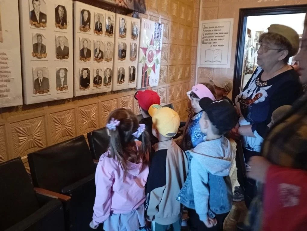 В преддверии праздника “Дня Победы” дети подготовительной группы “Почемучки” посетили б...