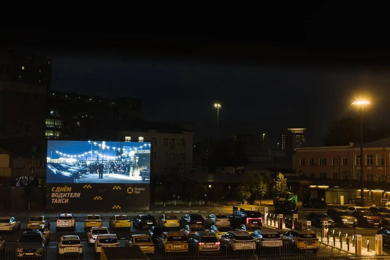 🚕 Бесплатный автокинотеатр для всех водителей такси организовали на парковке «Три вокз...