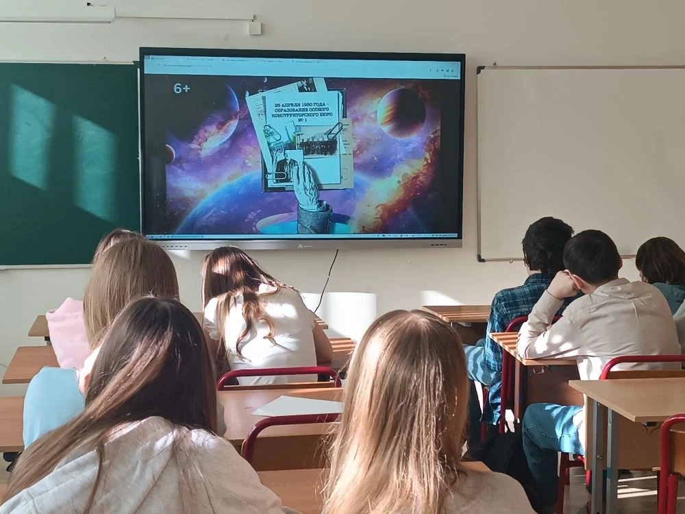 🇷🇺 🚀 После каникул учебные будни в нашей школе начались с традиционной торжественной церемонии.  ⭐️В