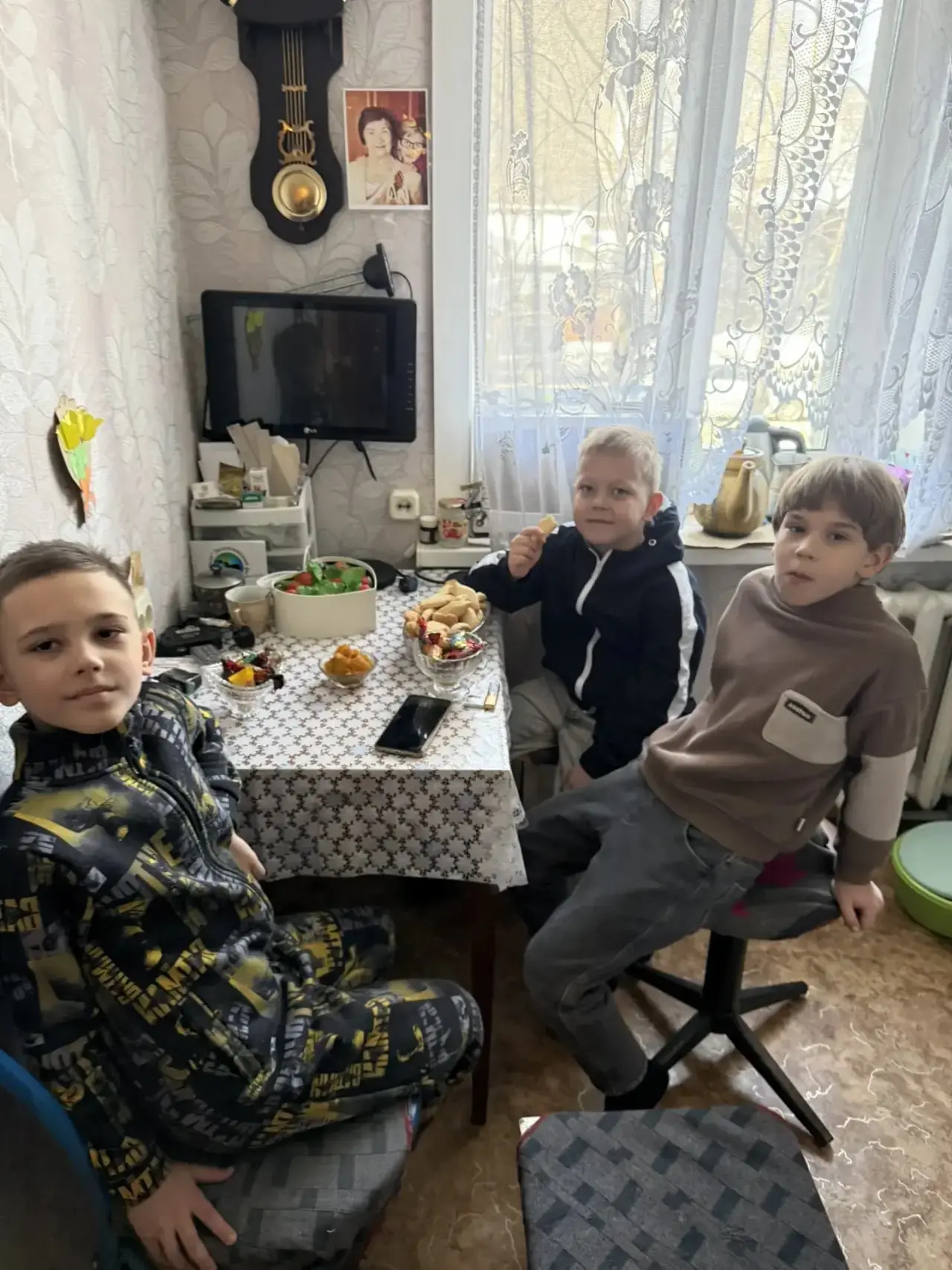 Учащиеся 2 Г класса поздравили ветерана педагогического труда Левину Валентину Ивановну