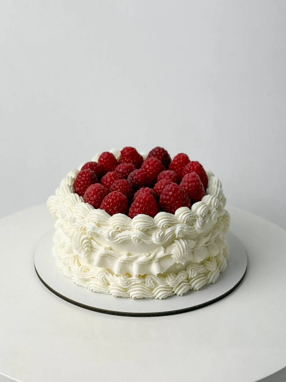 Лето на вкус — это вот так 🍓

Белый ламбет, горка спелой клубники. Малина и алые атласные банты. Не