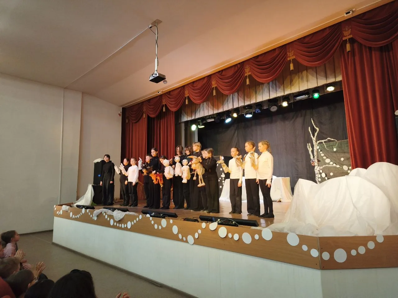 🎭 ПОЗДРАВЛЯЕМ С ПРЕМЬЕРОЙ 🎭
Наш замечательный образцовый коллектив Студию-театр теней и кукол "Фон
