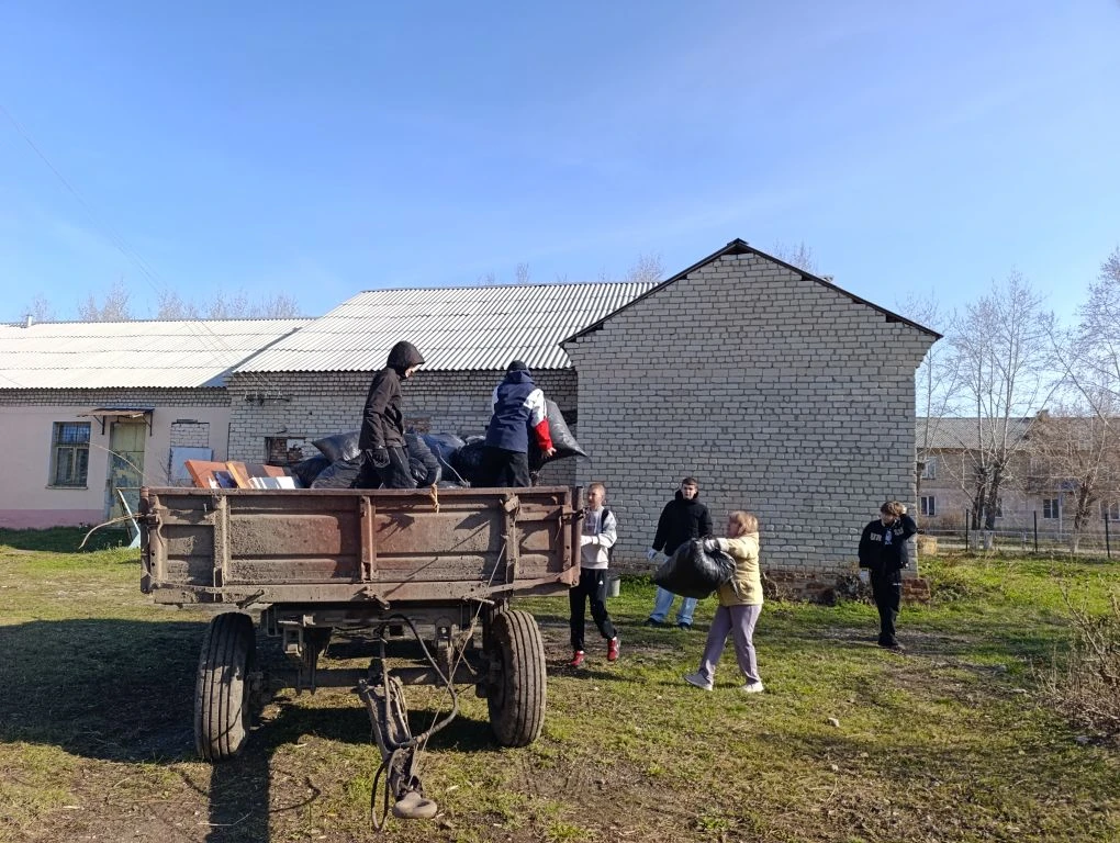 Сегодня в нашей школе прошел замечательный субботник, в котором приняли участие ученики 9-х(а,б),  7