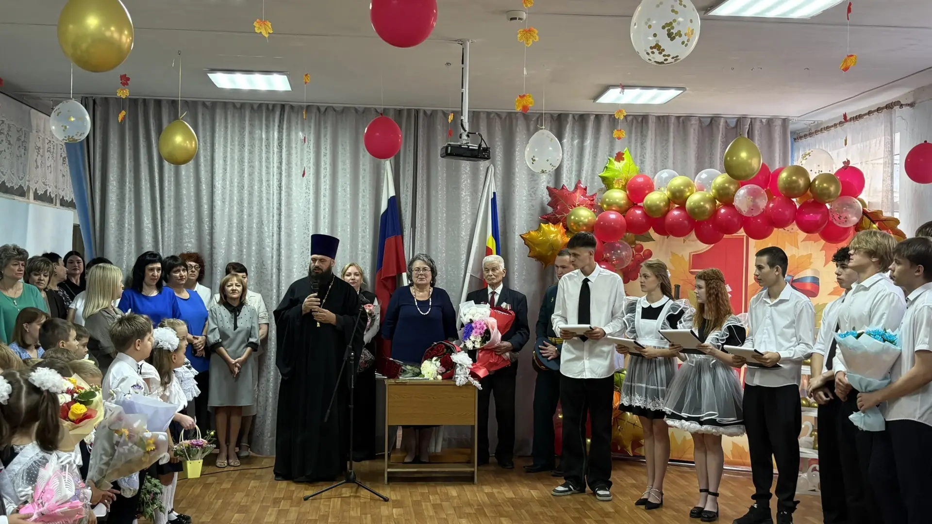 Сегодня школьный двор МБОУ СОШ №22 снова наполнился музыкой, цветами и счастливыми улыб...