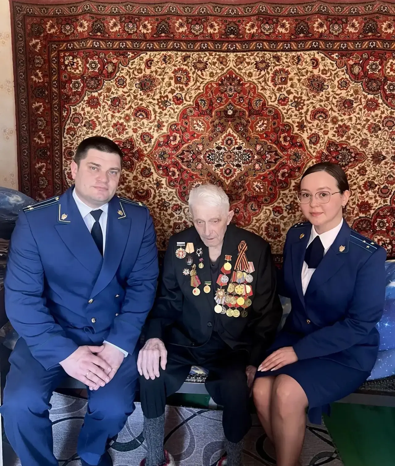 Коллектив Камышловской межрайонной прокуратуры поздравил ветеранов Великой Отечественной войны с нас
