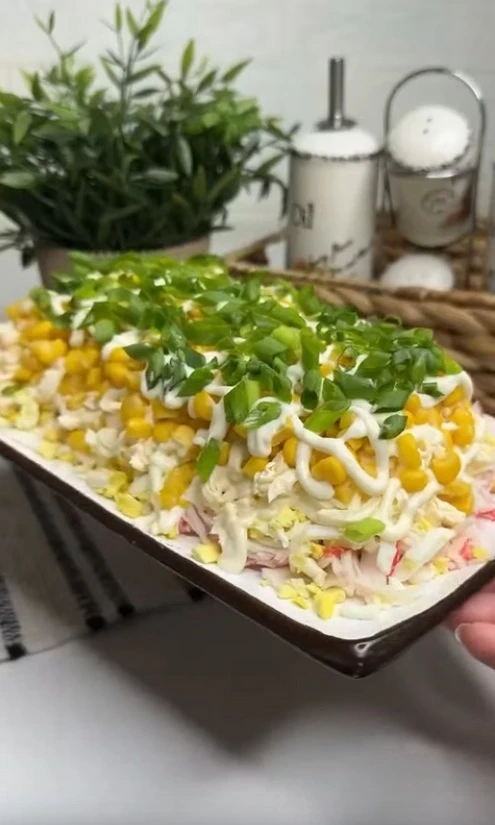 САЛАТ С КРАБОВЫМИ ПАЛОЧКАМИ И ПЛАВЛЕНЫМ СЫРОМ
