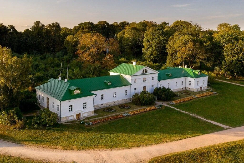 Усадьба Льва Николаевича Толстого «Ясная поляна» 

Это уникальная дворянская усадьба конца 18-го- на