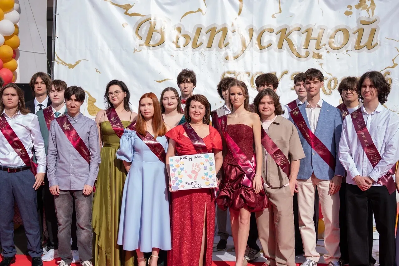 Вот и закончилась школьная пора🎉

26 июня в нашей школе состоялось трогательное событие — выпускной